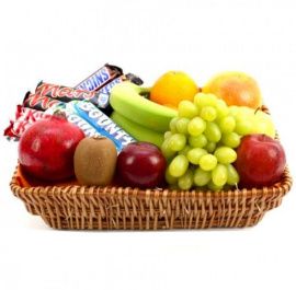 Корзина с фруктами и сладостями «Сладкоежка»